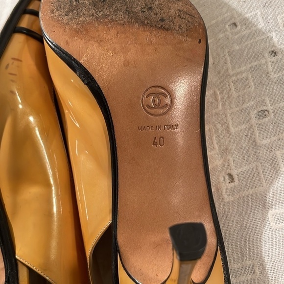 Chanel Semi Point Mustard Black Detail Slingback Shoe - Picture 10 of 16